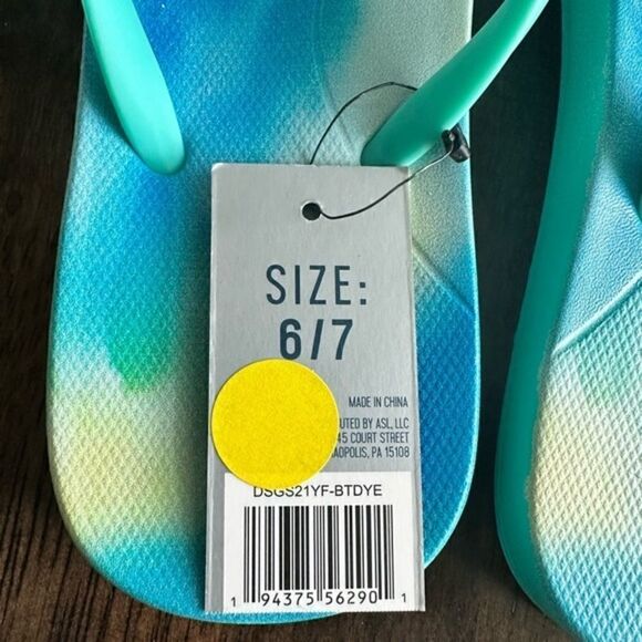 NWT Kids Flip Flops - Size 6-7 - Picture 2 of 3
